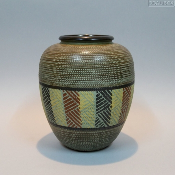 GRAN JARRÓN - Realizado en cerámica esmaltada e incisa. Vidriado en su interior en marrón oscuro.
Origen Alemania.